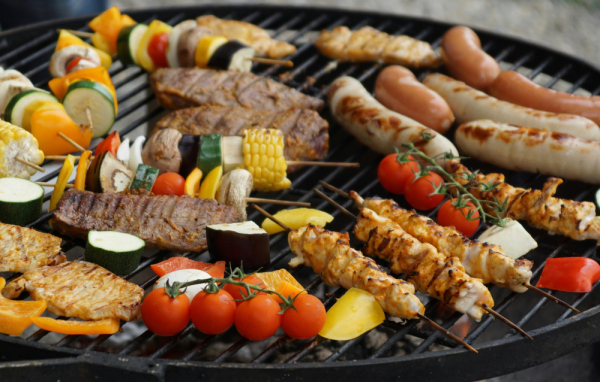 Grillabende im Sommer – alkoholfreie Getränke für echten Genuss